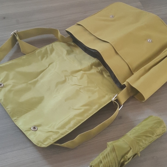 Satchel with Umbrella in Green - Picture 4 of 5